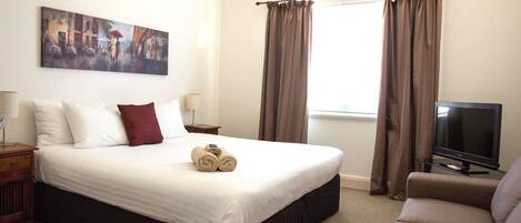 Decoración personalizada, muebles diferentes y cortinas blackout