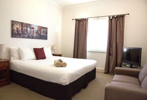 Individually decorated, individually furnished, blackout drapes - Apartments on Morrow (Wagga Wagga)