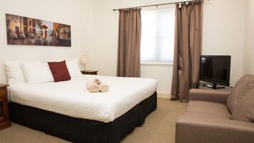 Decoración personalizada, muebles diferentes y cortinas blackout