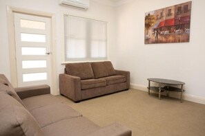 LCD TV, DVD player - Apartments on Morrow (Wagga Wagga)