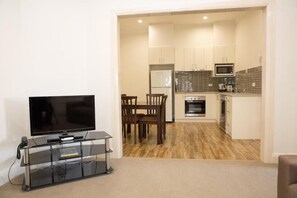 LCD TV, DVD player - Apartments on Morrow (Wagga Wagga)