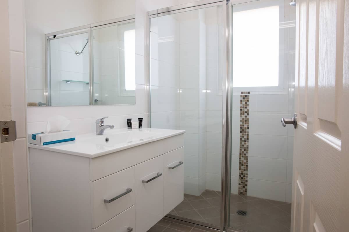 Shower, rainfall showerhead, free toiletries, hair dryer