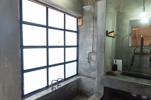 Dormitorio compartido, solo para mujeres, balcón | Baño | Toallas 