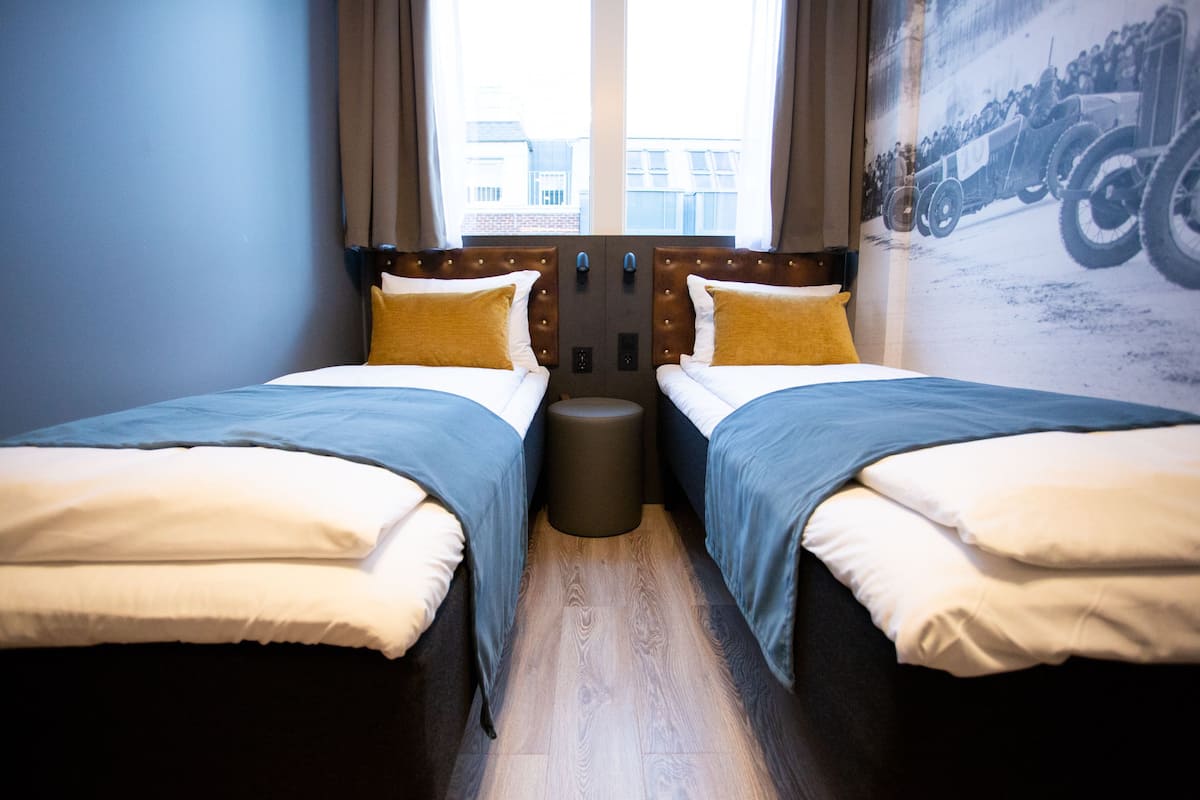 Habitación económica con 2 camas individuales (Small) | Cortinas blackout, insonorización, wifi gratis y ropa de cama