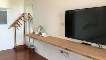 Gallery Quadruple Room, Multiple Beds, Non Smoking | Free WiFi, bed sheets