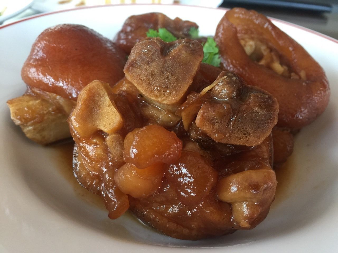 Un plato de comida con carne y verduras variadas.