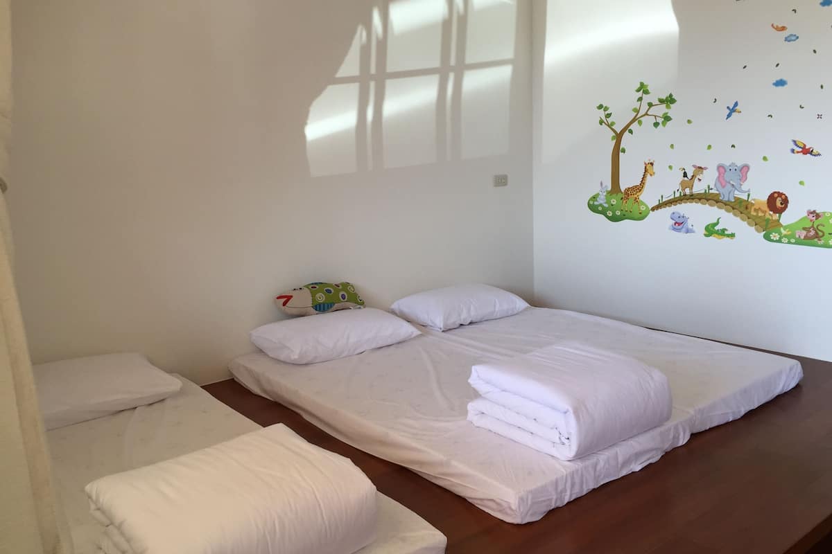 Free WiFi, bed sheets