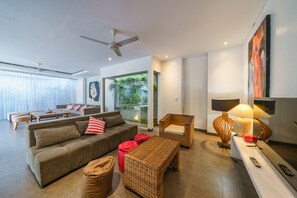 Villa, 3 Schlafzimmer | Wohnbereich | 32-Zoll-Flachbildfernseher mit Satellitenempfang, LCD-Fernseher