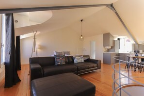 Estudio, 1 habitación, balcón | Área de sala de estar | Televisión de pantalla plana