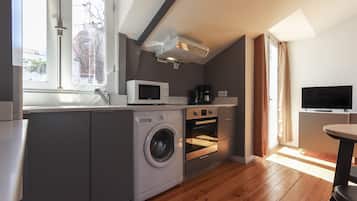 Studio, 1 slaapkamer, balkon | Privékeuken | Een koelkast, een microgolfoven, een oven, een kookplaat