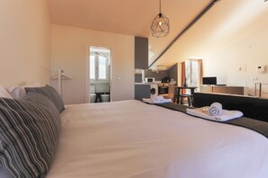 Studio, 1 chambre, balcon | 1 chambre, coffres-forts dans les chambres, fer et planche à repasser