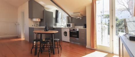 Studio, 1 kamar tidur, balkon | Dapur pribadi | Lemari es, microwave, oven, dan kompor
