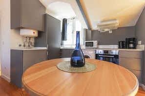 In-room dining - Santa Catarina Stylish by Homing (Lisbon)