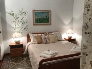 1 bedroom, desk, free WiFi, bed sheets