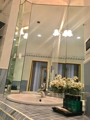 Combined shower/bathtub, jetted bath, free toiletries, hair dryer - Archè (Salerno)