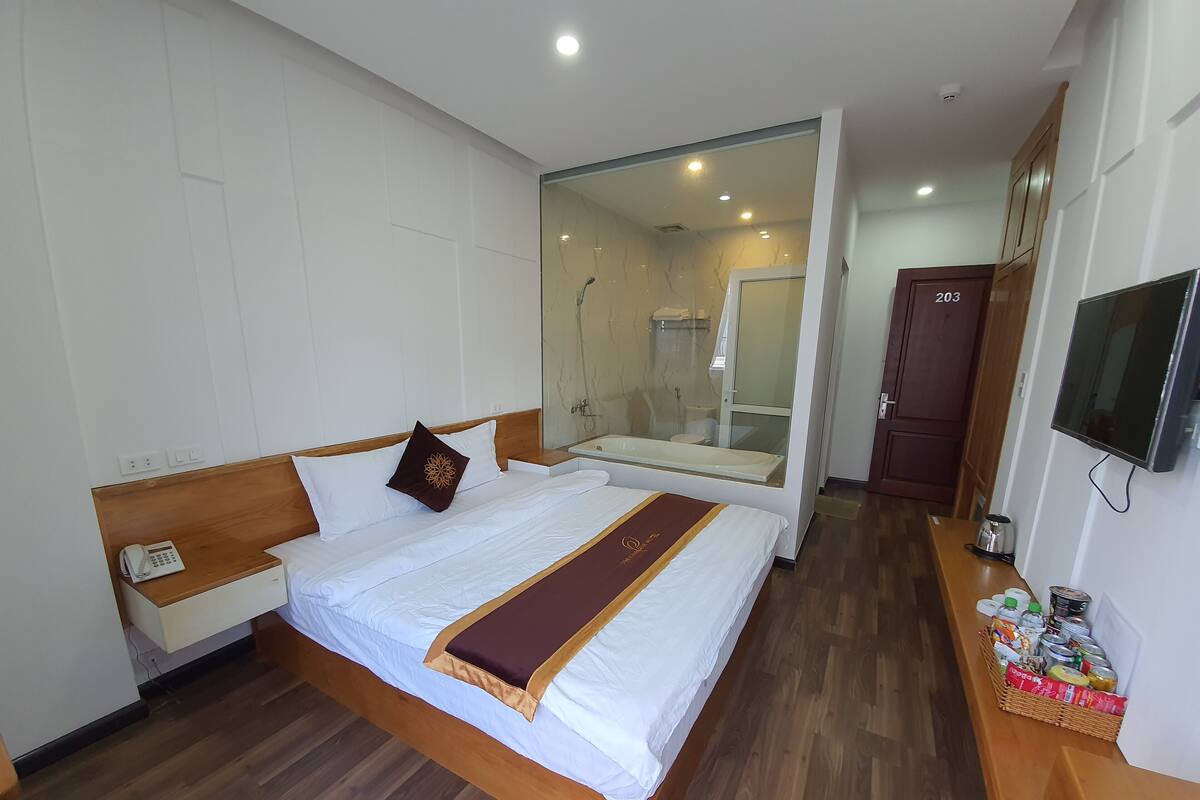 Deluxe Room | Peralatan tempat tidur premium, busa memori, bar mini, meja 