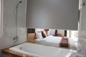 Deluxe kamer | Luxe beddengoed, bedden met traagschuimmatrassen, een minibar