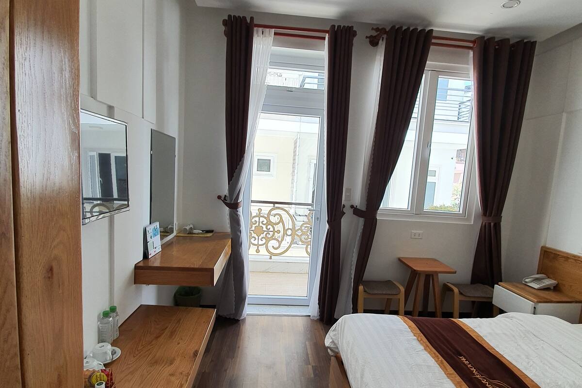 Deluxe Double Room | Peralatan tempat tidur premium, busa memori, bar mini, meja 