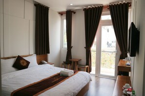 Deluxe kamer | Luxe beddengoed, bedden met traagschuimmatrassen, een minibar