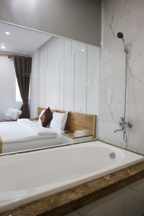 King Room | Premium bedding, memory foam beds, minibar, desk - Phuong Anh Golf Valley Hotel (Da Lat)