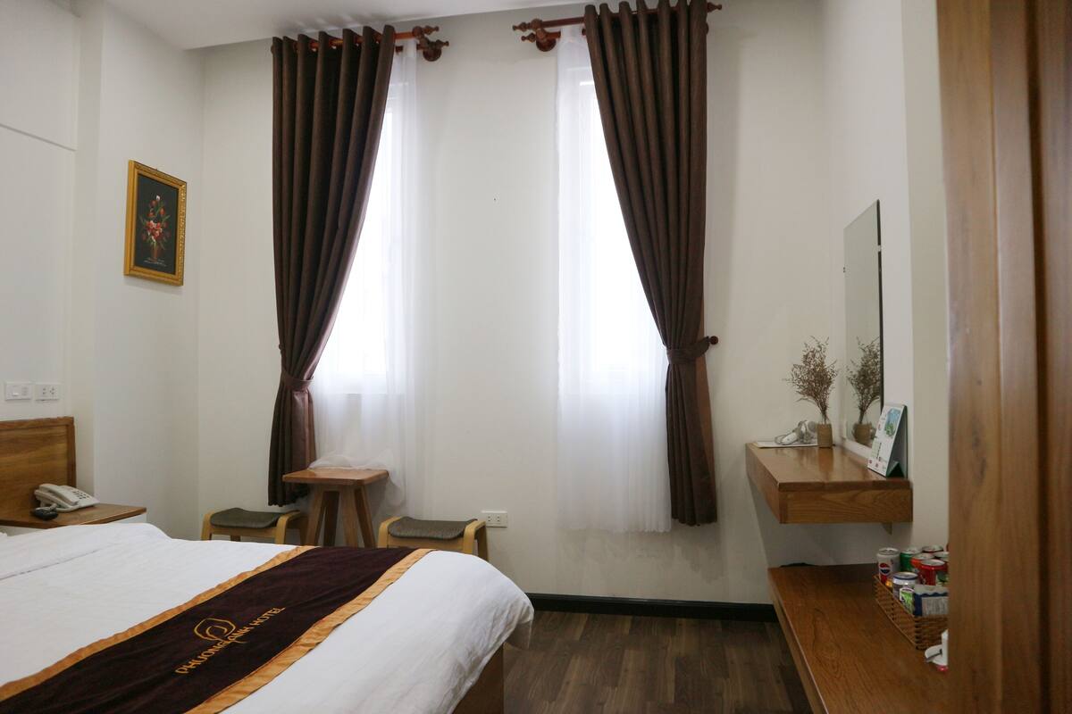 Deluxe Room | Peralatan tempat tidur premium, busa memori, bar mini, meja 