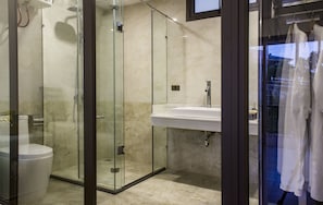 Shower, free toiletries, hair dryer, bathrobes - Sunny House Resort (Thai Nguyen)