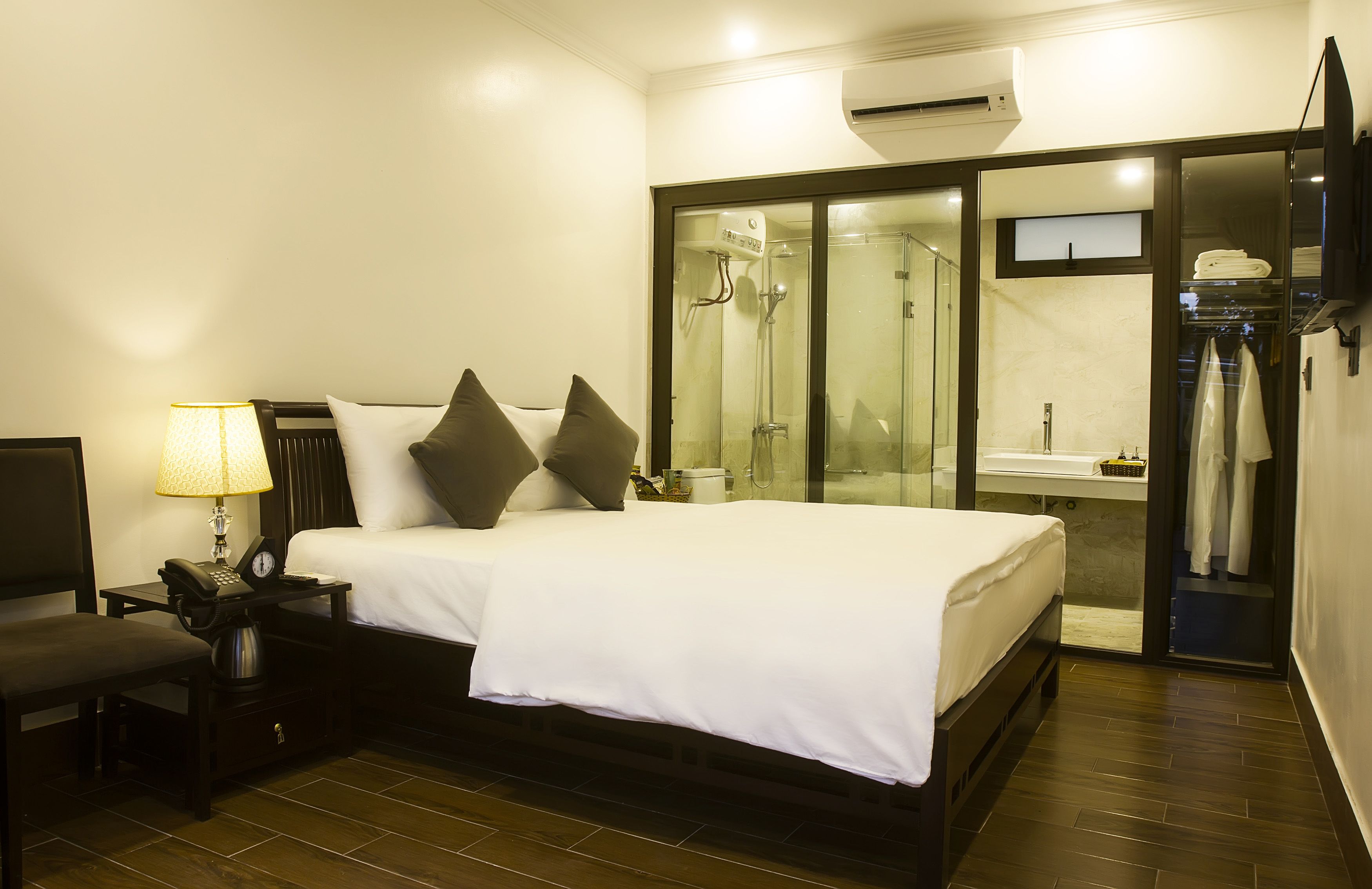 Deluxe Double Room | Minibar, in-room safe, desk, blackout drapes