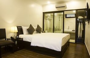 Minibar, caja de seguridad en la habitación y escritorio