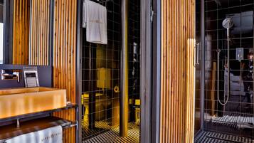 Suite Ático | Bathroom | Deep soaking tub, rainfall showerhead, free toiletries, hair dryer