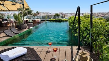Una piscina al aire libre de temporada