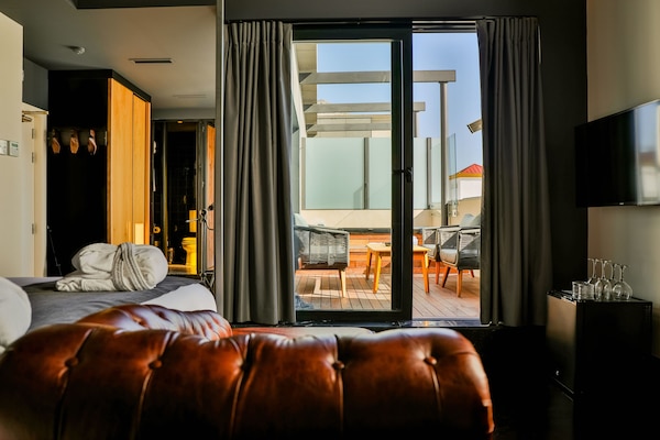 Minibar, in-room safe, desk, laptop workspace