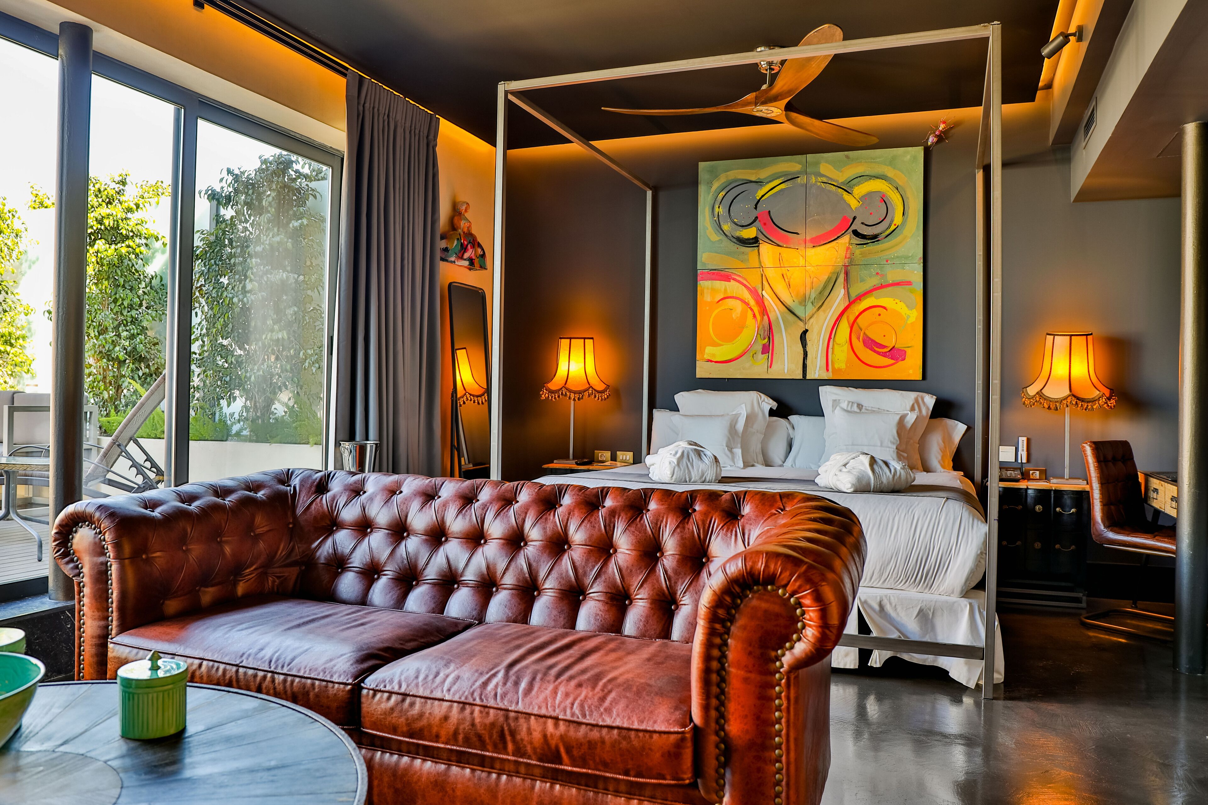 Minibar, coffres-forts dans les chambres, bureau