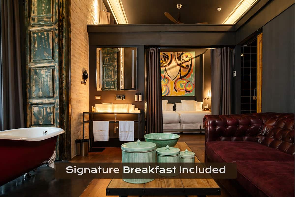 Junior Suite | Minibar, in-room safe, desk, laptop workspace