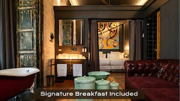 Junior Suite | Minibar, in-room safe, desk, laptop workspace