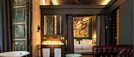 Junior Suite | Minibar, in-room safe, desk, laptop workspace