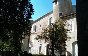 A building with a tower, windows, and a door. - Chateau de Laric (Chabestan)