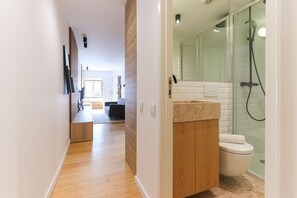 Shower, hair dryer, towels - São Bento Classic by Homing (Lisbon)