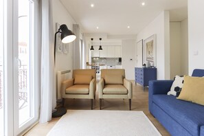 Appartement, 1 chambre, balcon | Salle de séjour | Télévision à écran plat