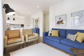 Appartement, 1 chambre, balcon | Salle de séjour | Télévision à écran plat