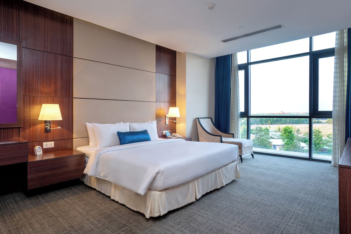 ห้องเอ็กเซกคิวทีฟสวีท (King) | มินิบาร์, ตู้นิรภัยในห้องพัก, ผ้าม่านกันแสง, ห้องเก็บเสียง