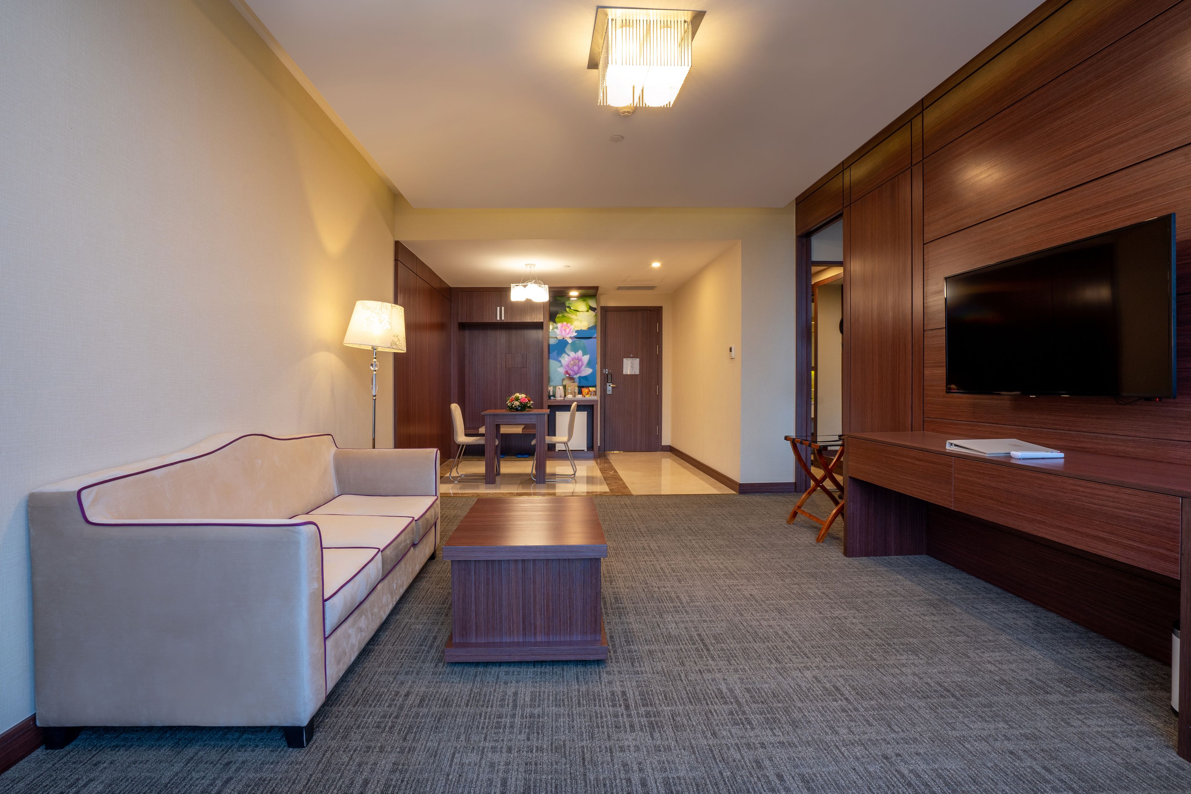 premier suite, 1 king bed | living room | flat-screen tv