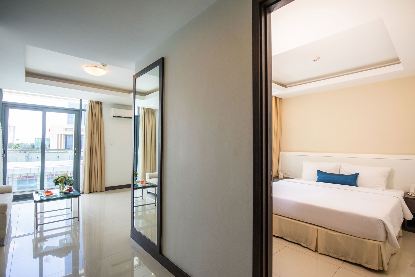 Minibar, brankas, tirai kedap cahaya, dan kedap suara