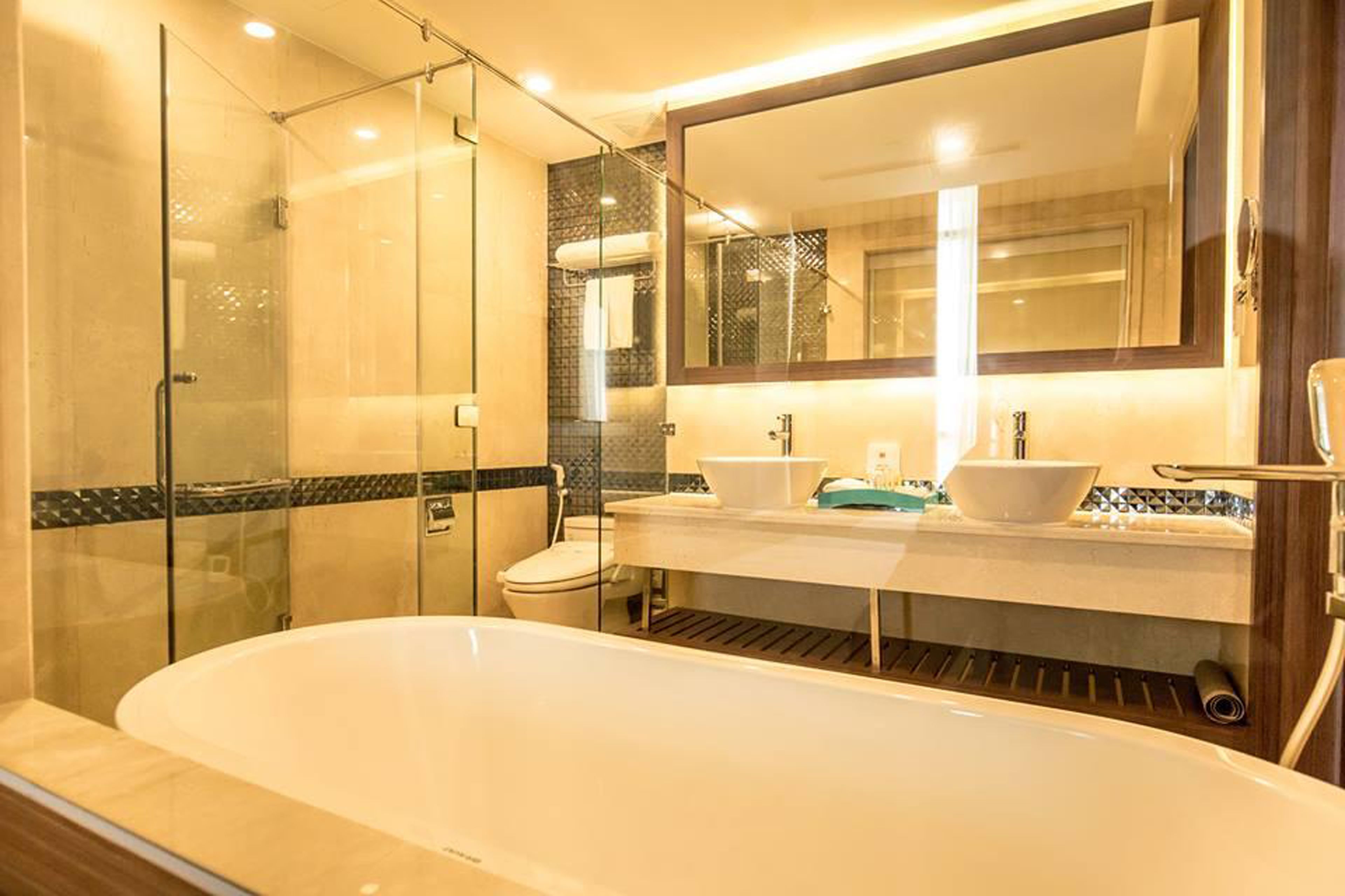 Doccia, soffione a pioggia, set di cortesia gratuito, accappatoio