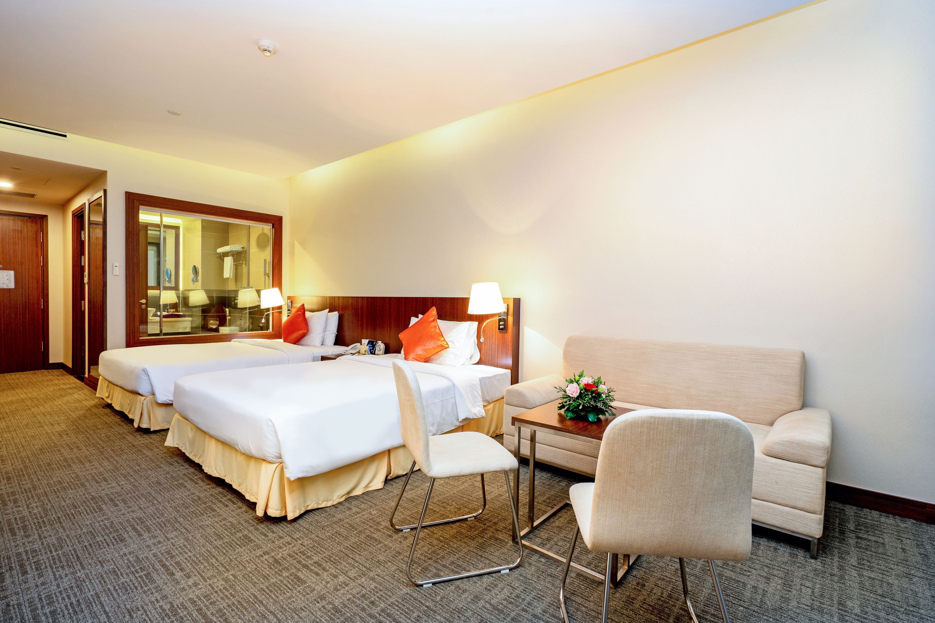 Minibar, brankas, tirai kedap cahaya, dan kedap suara