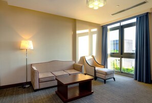 Minibar, safe på rommet, skrivebord og blendingsgardiner