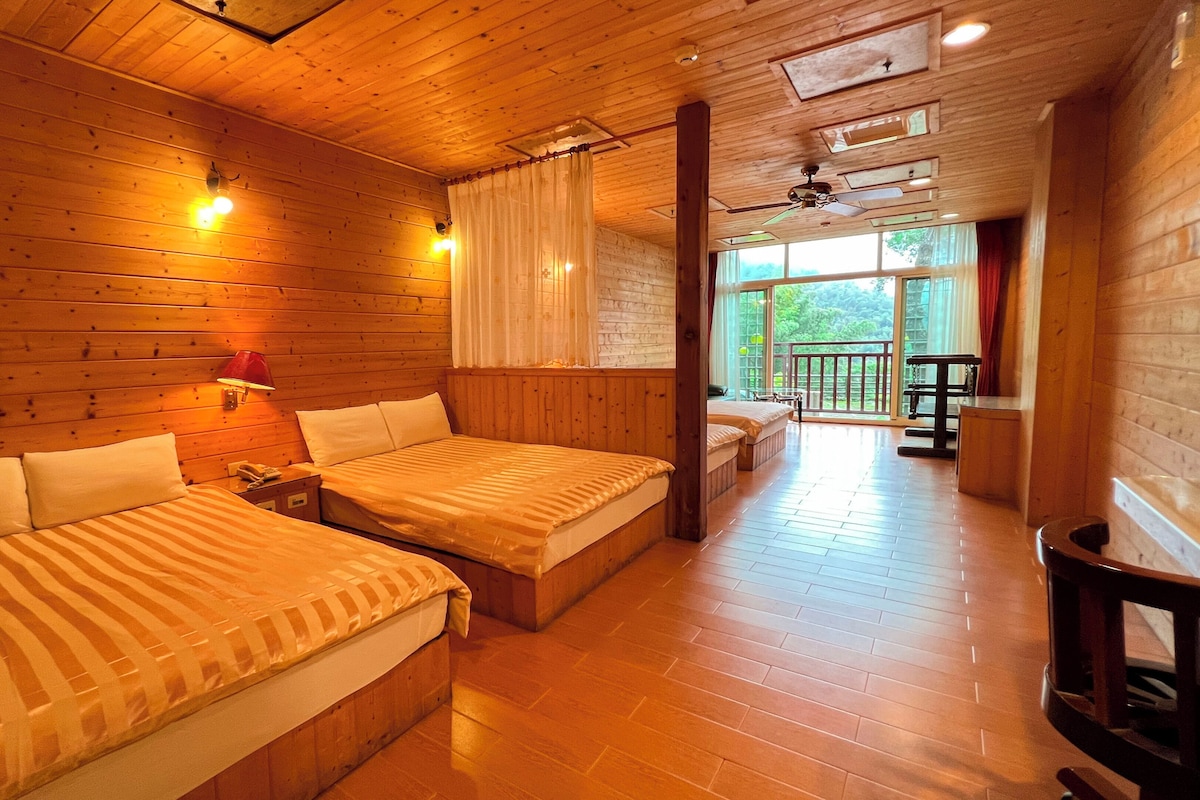 Comfort Room | Desk, blackout drapes, WiFi (free), bed sheets