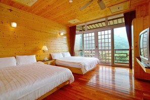 Habitación cuádruple Deluxe, 2 camas dobles | Escritorio, cortinas opacas, wifi gratis y ropa de cama