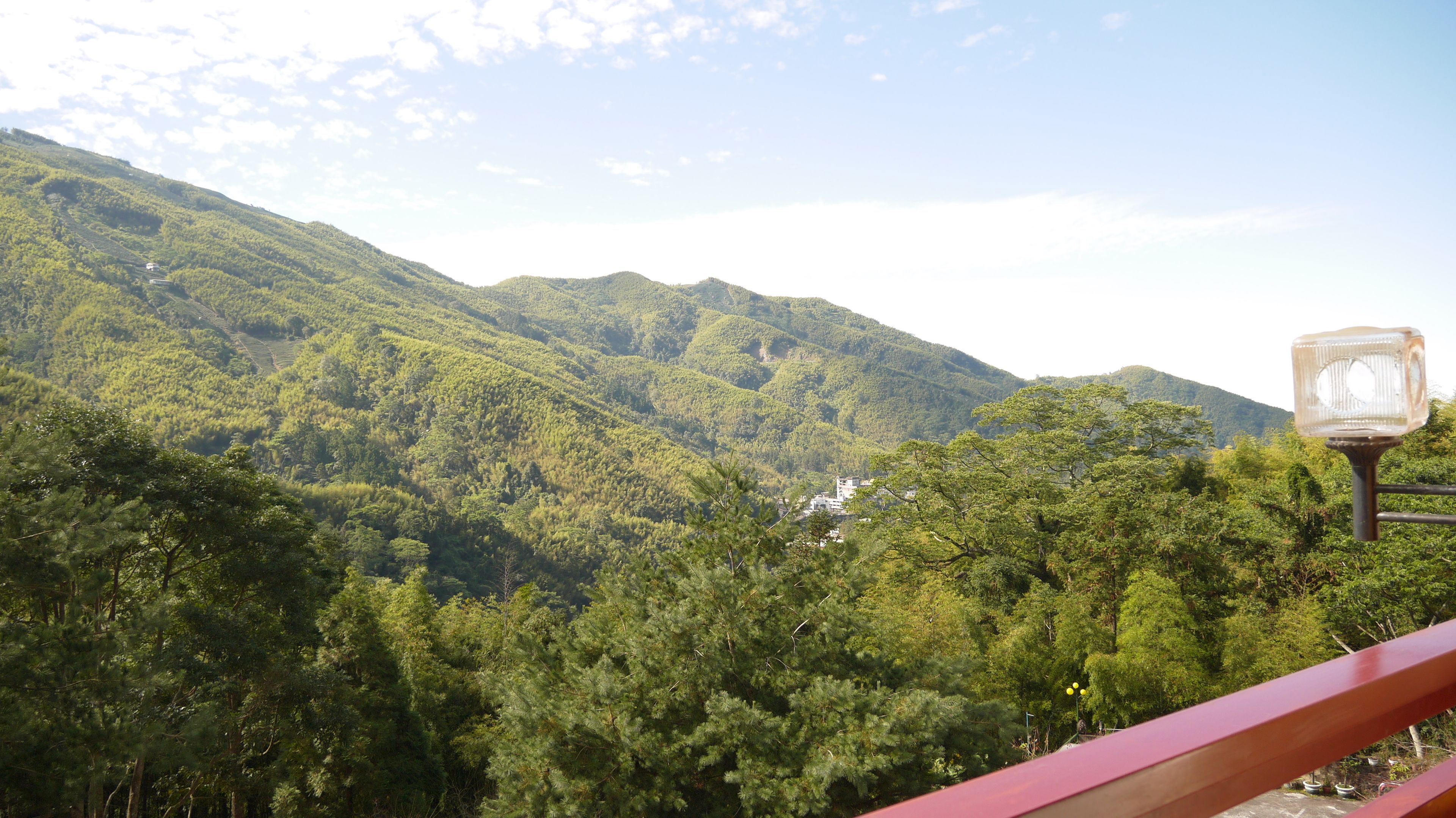 Un paisaje montañoso con abundante vegetación y cielo despejado.