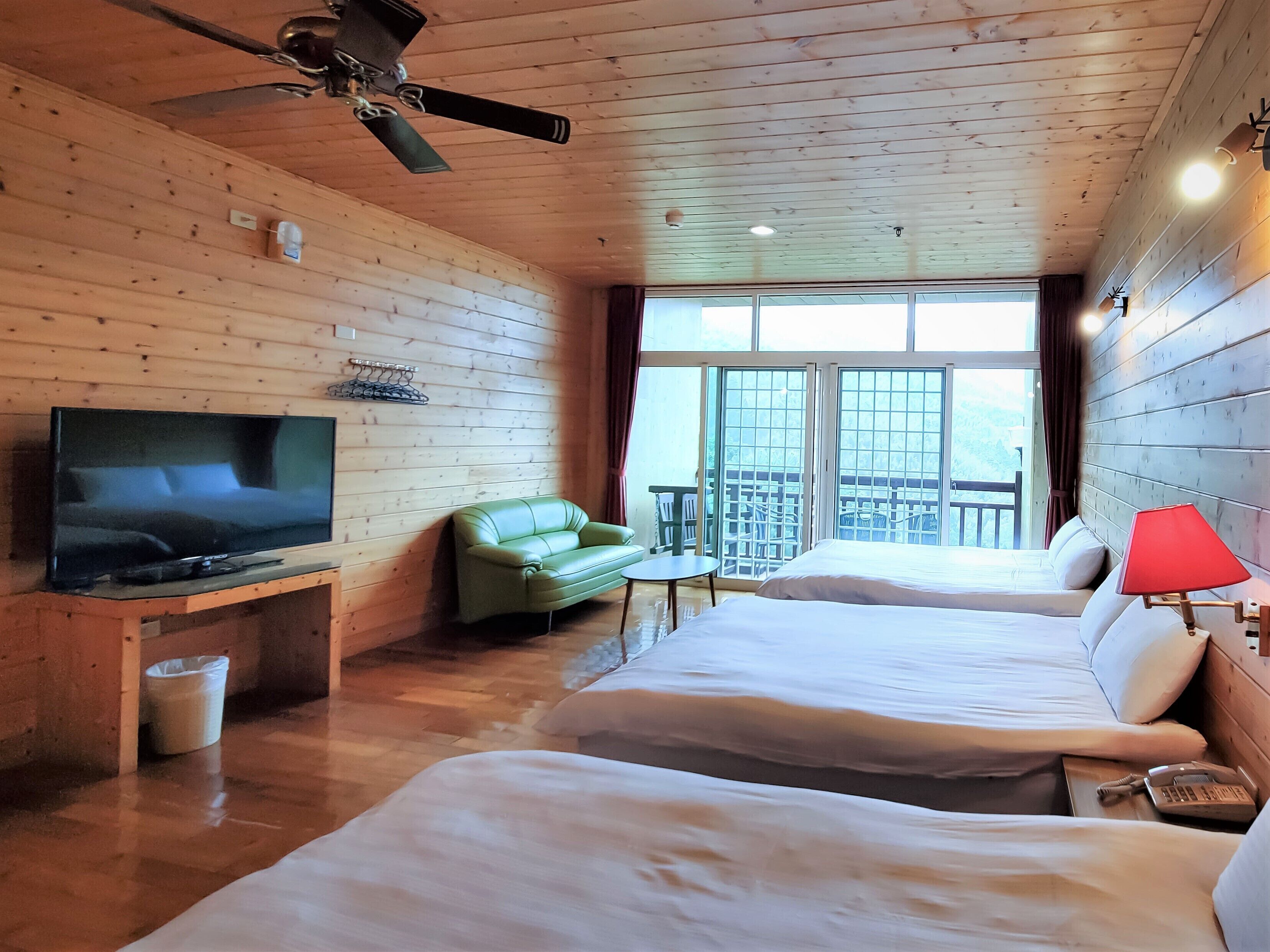 Escritorio, cortinas blackout, wifi gratis y ropa de cama 