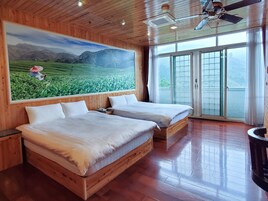 Escritorio, cortinas blackout, wifi gratis y ropa de cama 